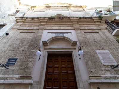 Al centro si apre un portale con lunetta sovrastato dal nome dell�arciconfraternita di San Giuseppe, a cui corrisponde, nell�ordine superiore, una finestra mistilinea. La facciata � infine conclusa da un timpano spezzato alla cui sommit� � collocata una croce in ferro battuto